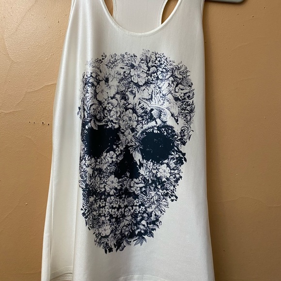 Tops - Women’s Racer Back Skull w/flowers Tank Size 2 F20